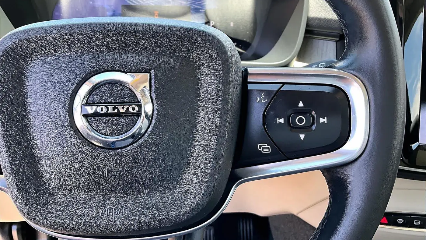 2023 Volvo XC40 B5 Ultimate Dark Theme