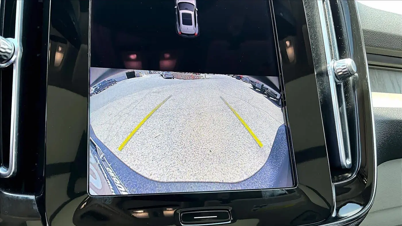2023 Volvo XC40 B5 Ultimate Dark Theme