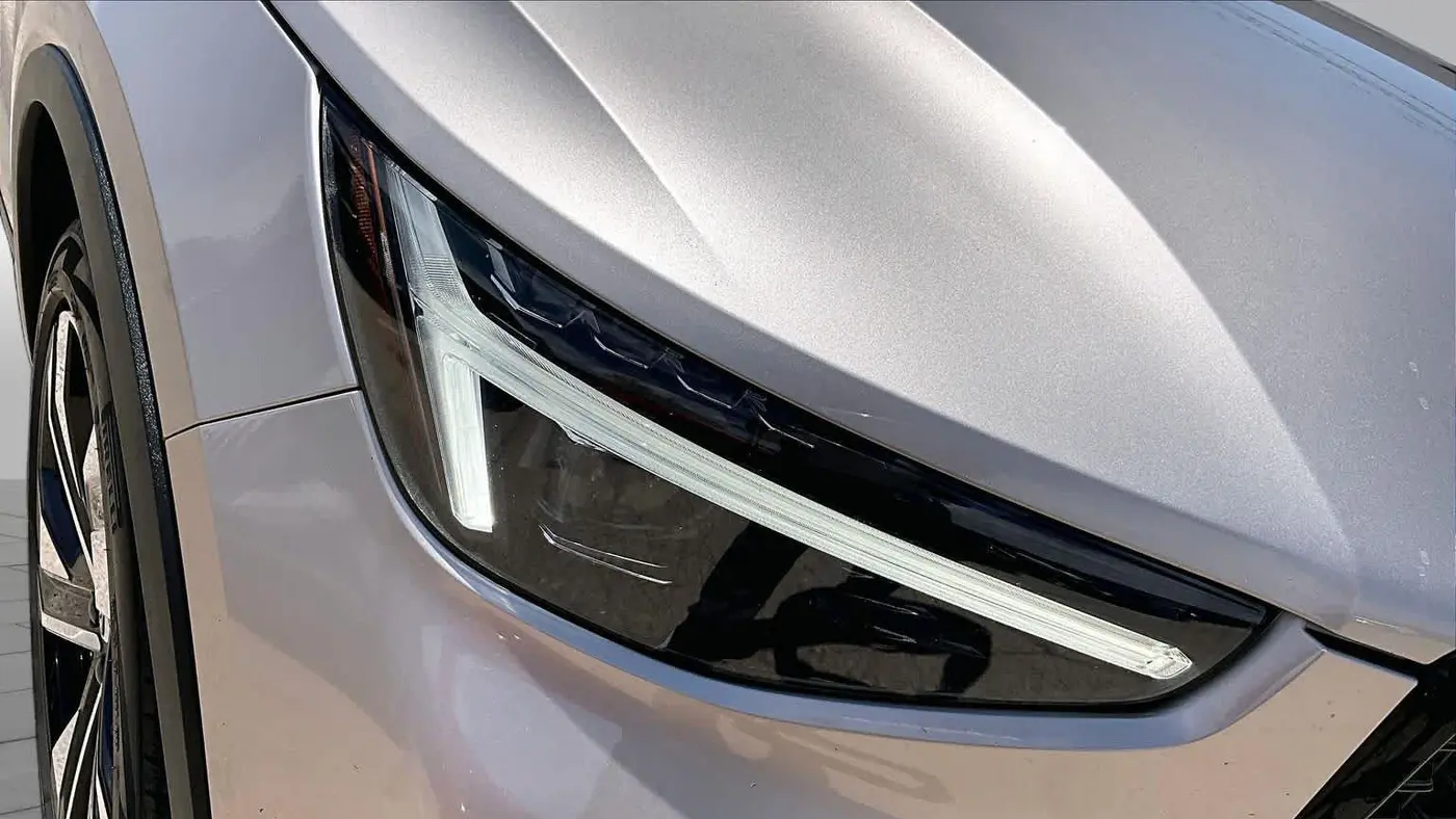 2023 Volvo XC40 B5 Ultimate Dark Theme