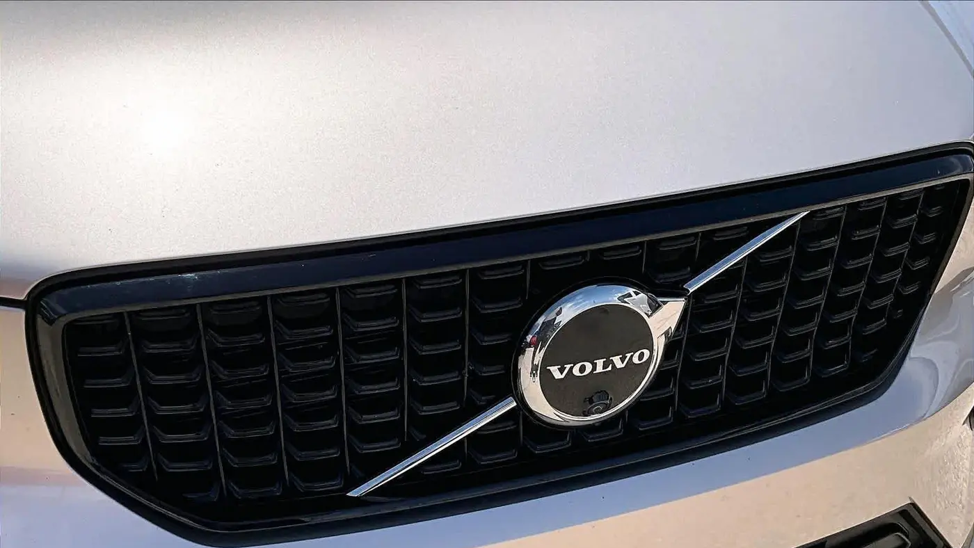 2023 Volvo XC40 B5 Ultimate Dark Theme