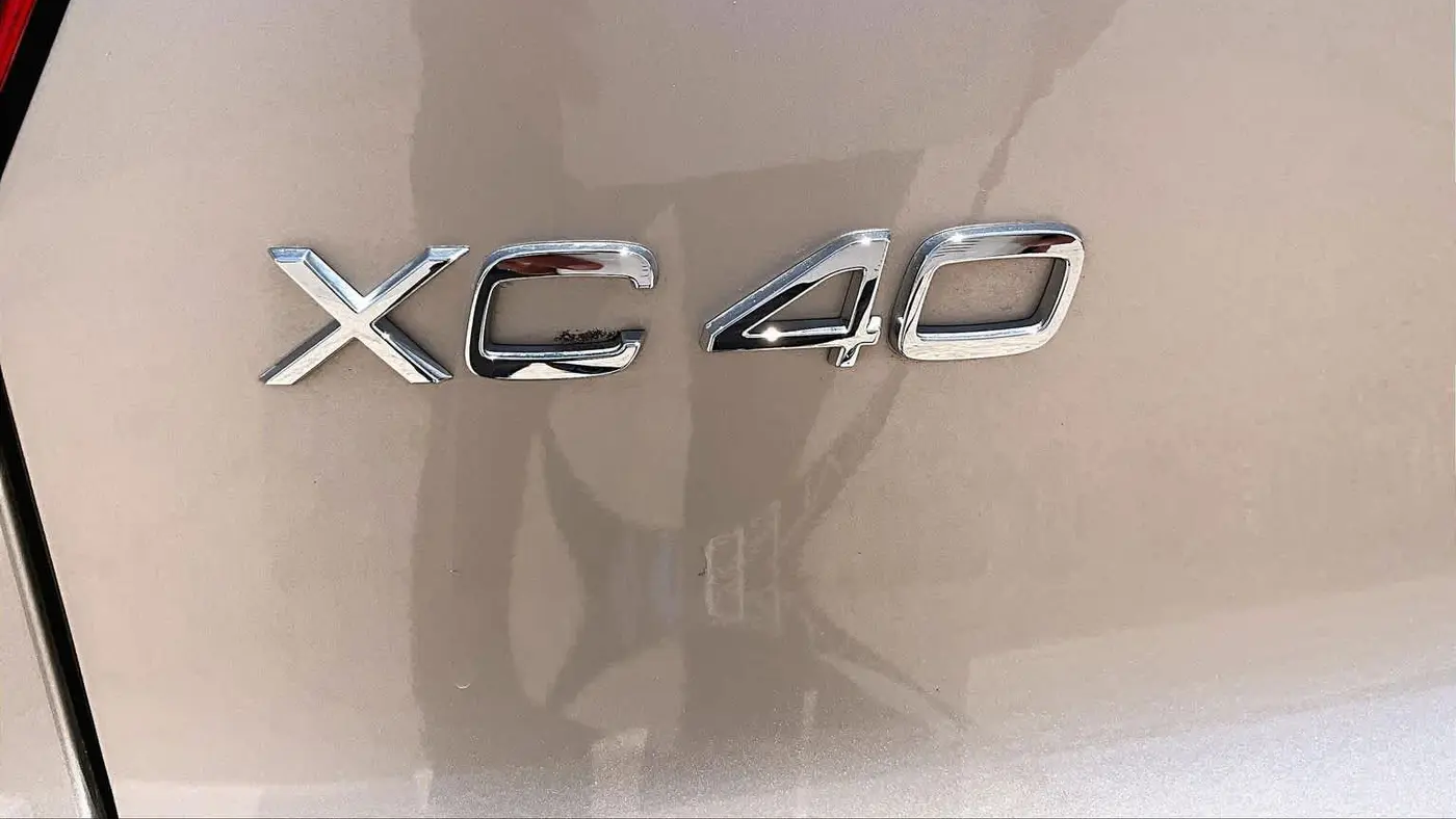 2023 Volvo XC40 B5 Ultimate Dark Theme