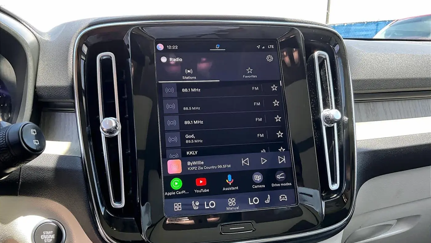 2023 Volvo XC40 B5 Ultimate Dark Theme