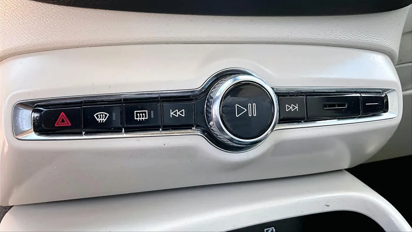 2023 Volvo XC40 B5 Ultimate Dark Theme