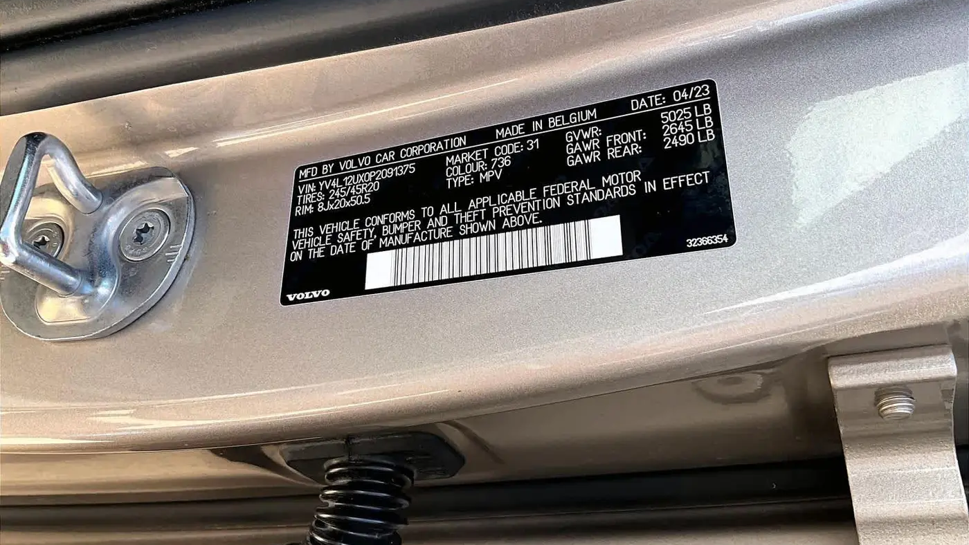 2023 Volvo XC40 B5 Ultimate Dark Theme