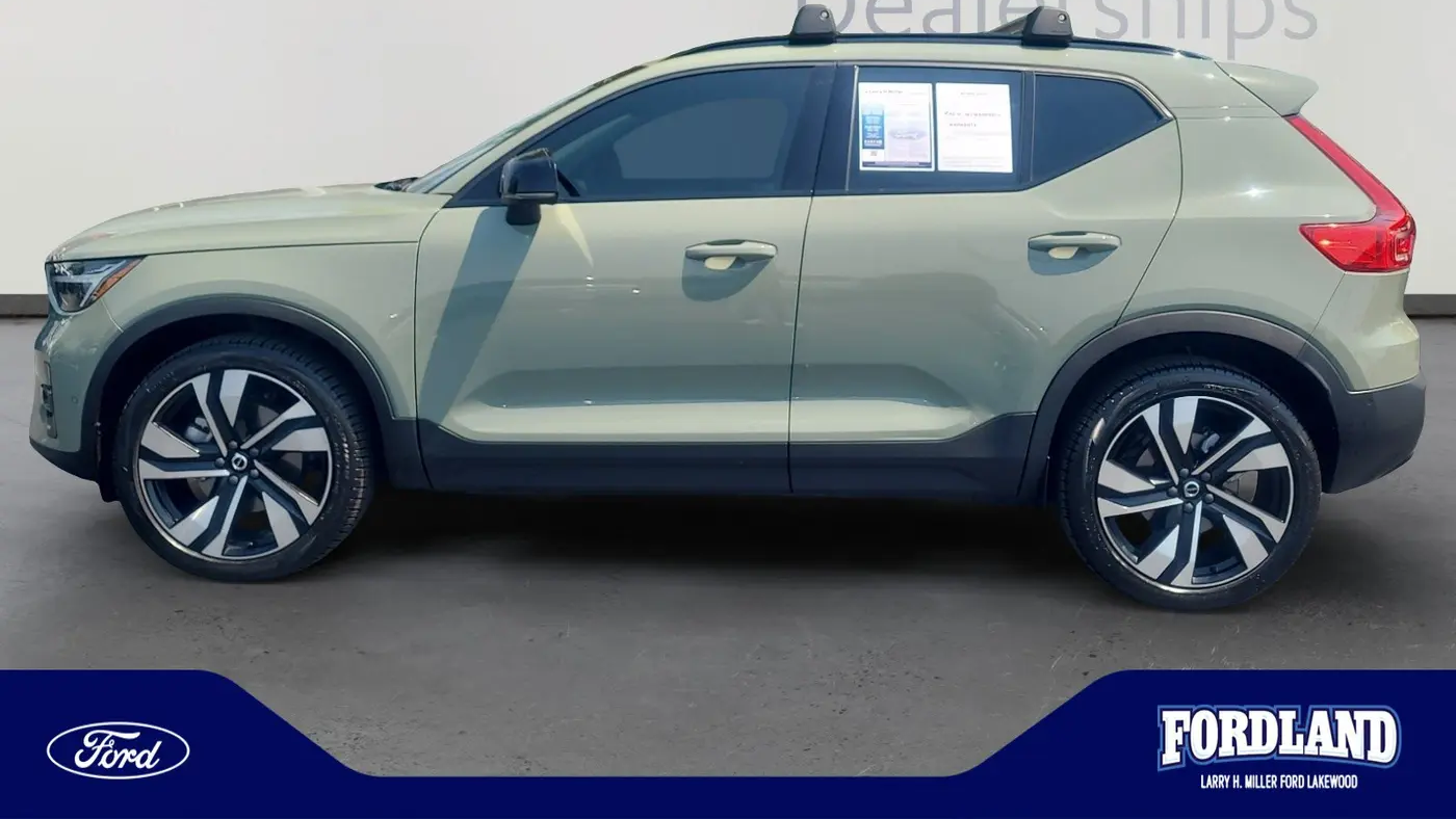 2023 Volvo XC40 B5 Ultimate Dark Theme