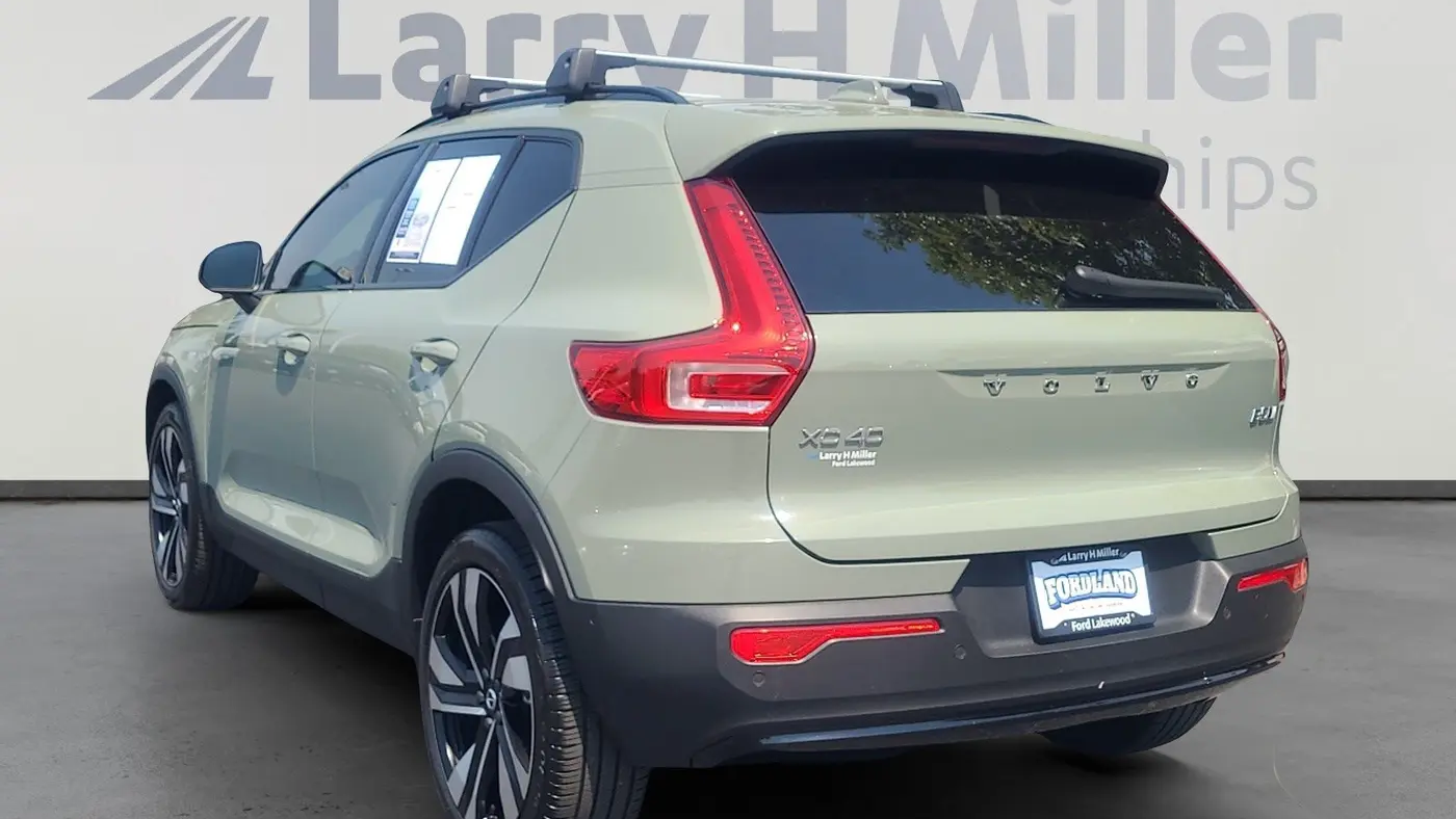 2023 Volvo XC40 B5 Ultimate Dark Theme