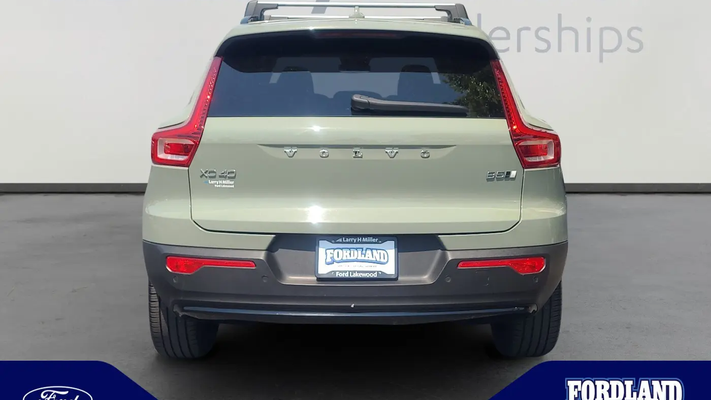 2023 Volvo XC40 B5 Ultimate Dark Theme