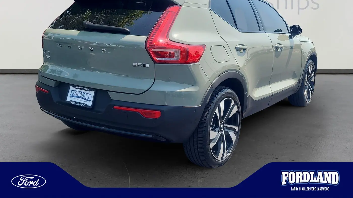 2023 Volvo XC40 B5 Ultimate Dark Theme