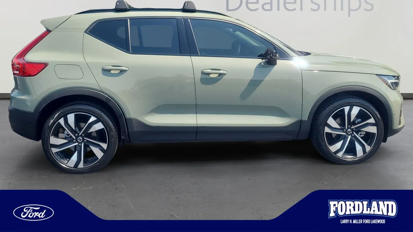 2023 Volvo XC40 B5 Ultimate Dark Theme