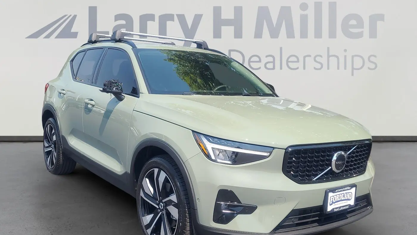 2023 Volvo XC40 B5 Ultimate Dark Theme