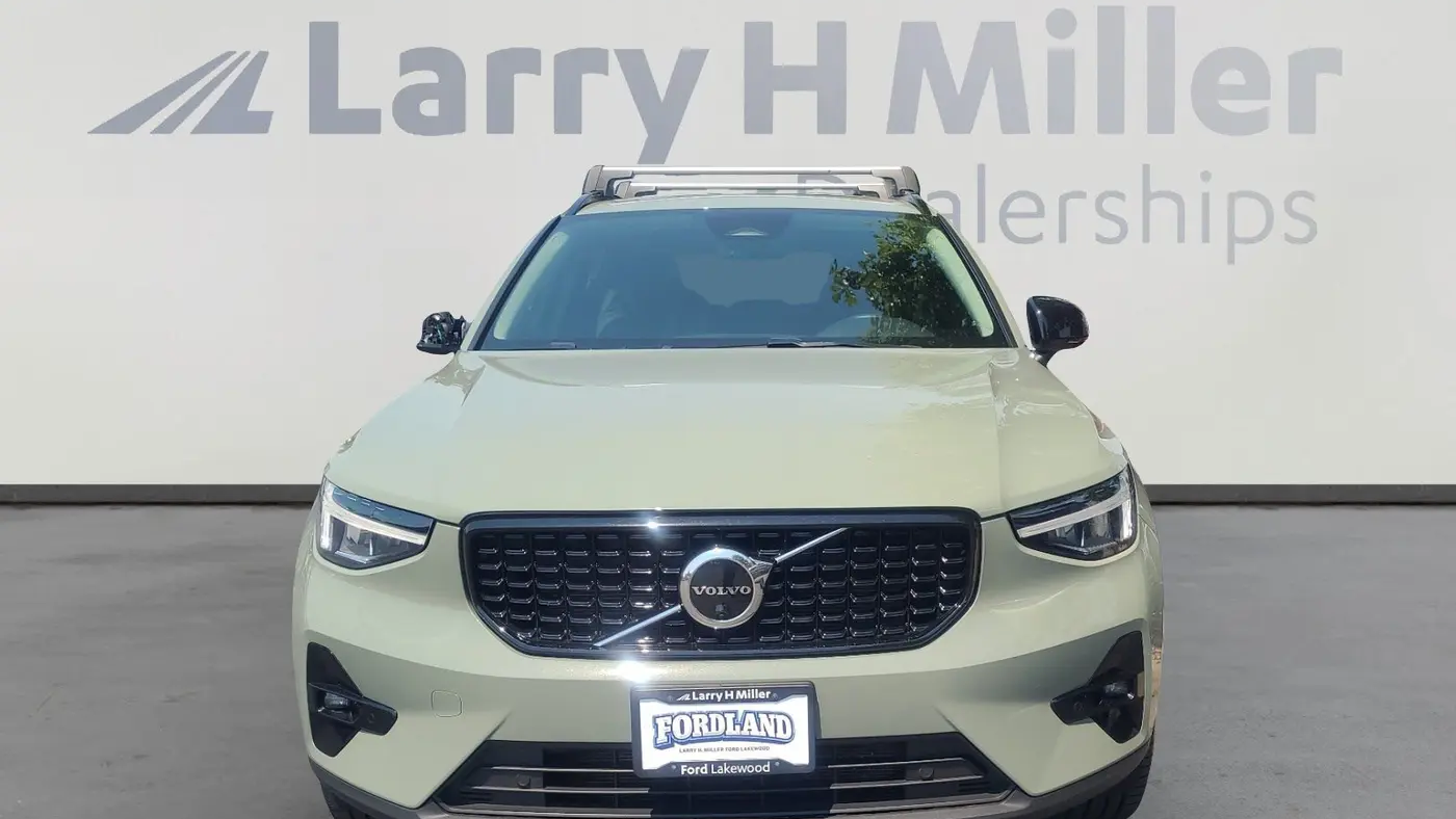 2023 Volvo XC40 B5 Ultimate Dark Theme