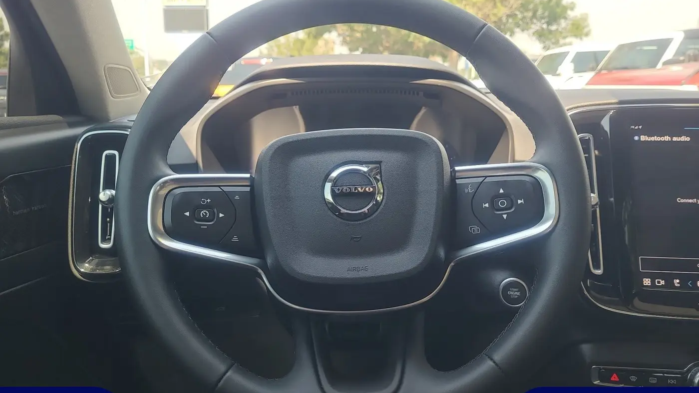 2023 Volvo XC40 B5 Ultimate Dark Theme