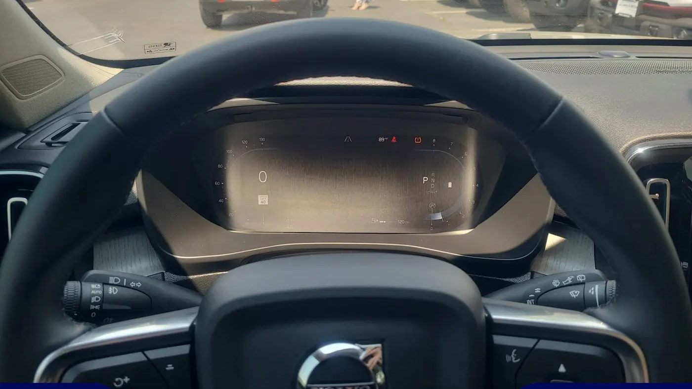 2023 Volvo XC40 B5 Ultimate Dark Theme