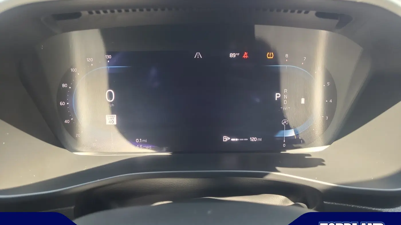 2023 Volvo XC40 B5 Ultimate Dark Theme