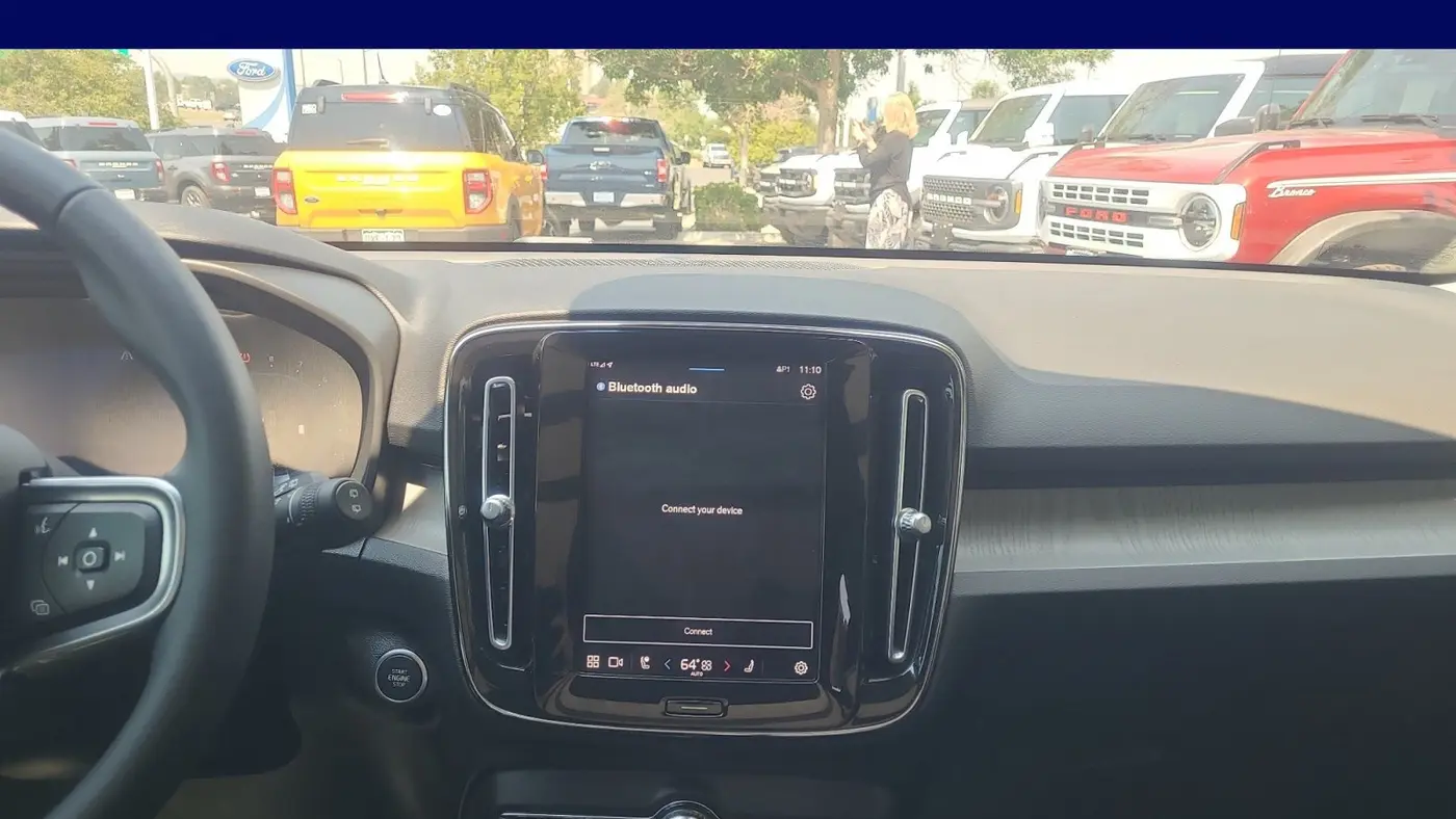 2023 Volvo XC40 B5 Ultimate Dark Theme