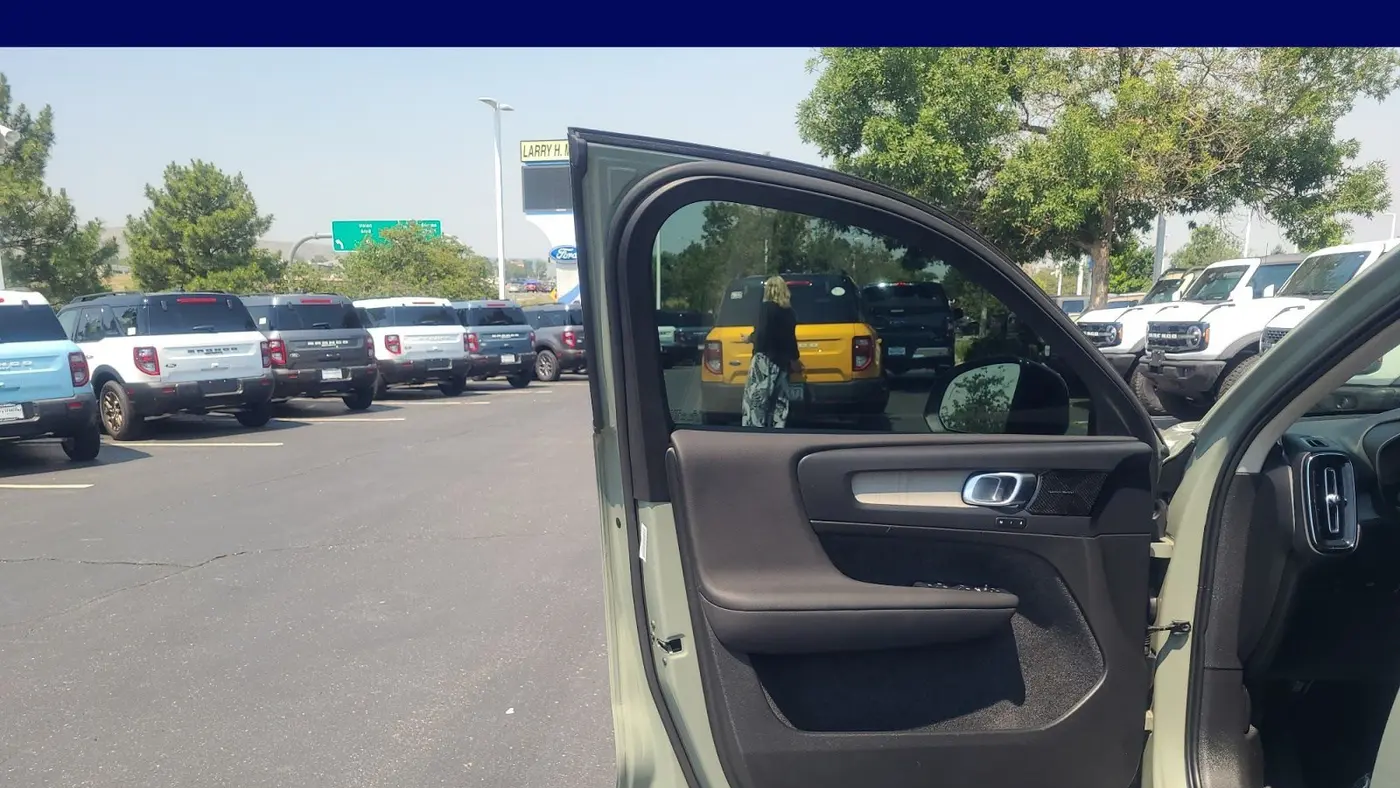2023 Volvo XC40 B5 Ultimate Dark Theme