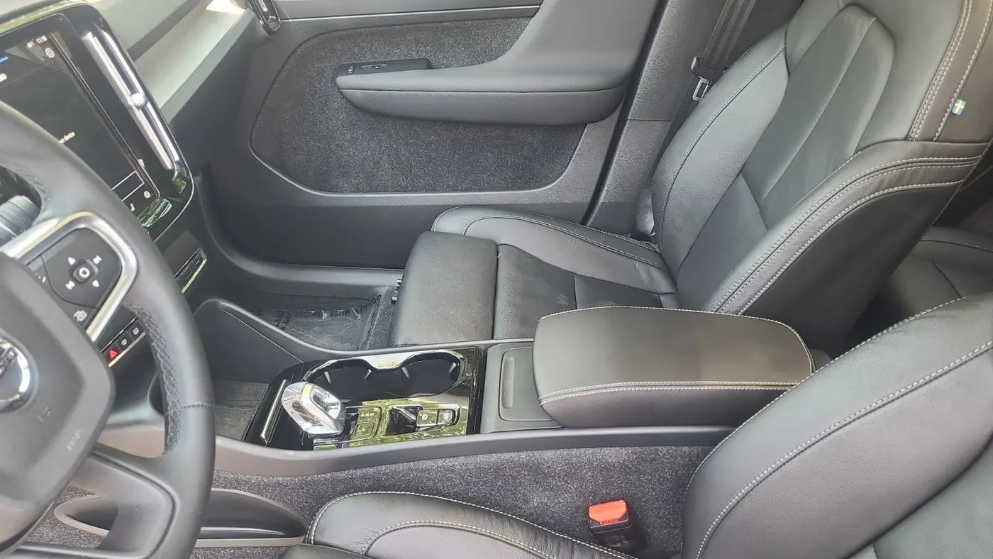 2023 Volvo XC40 B5 Ultimate Dark Theme