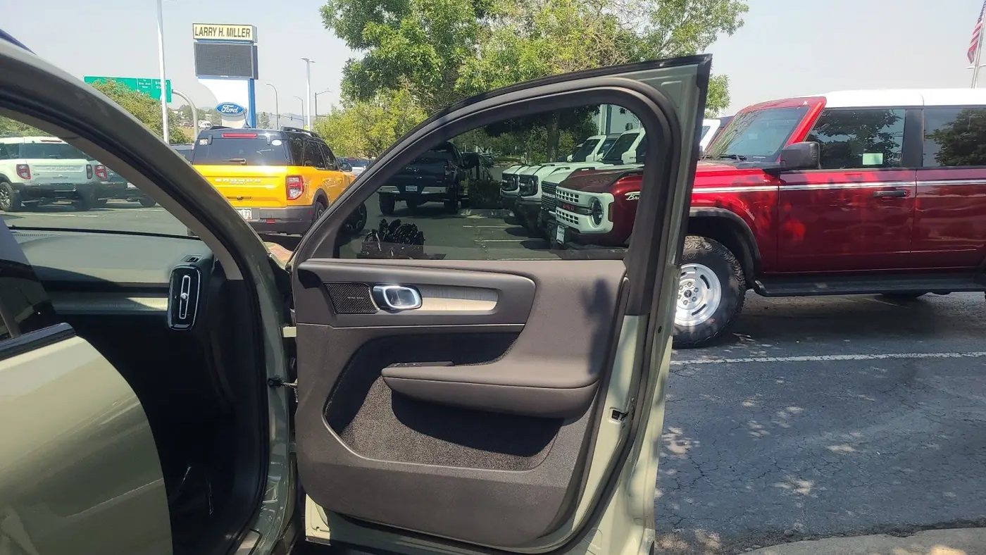 2023 Volvo XC40 B5 Ultimate Dark Theme