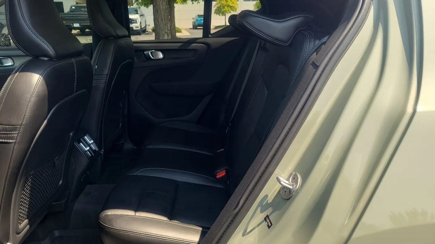 2023 Volvo XC40 B5 Ultimate Dark Theme