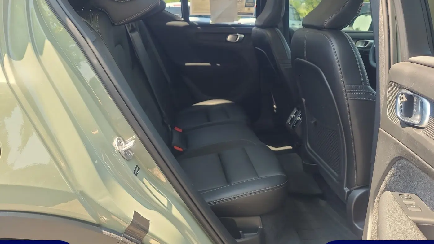 2023 Volvo XC40 B5 Ultimate Dark Theme