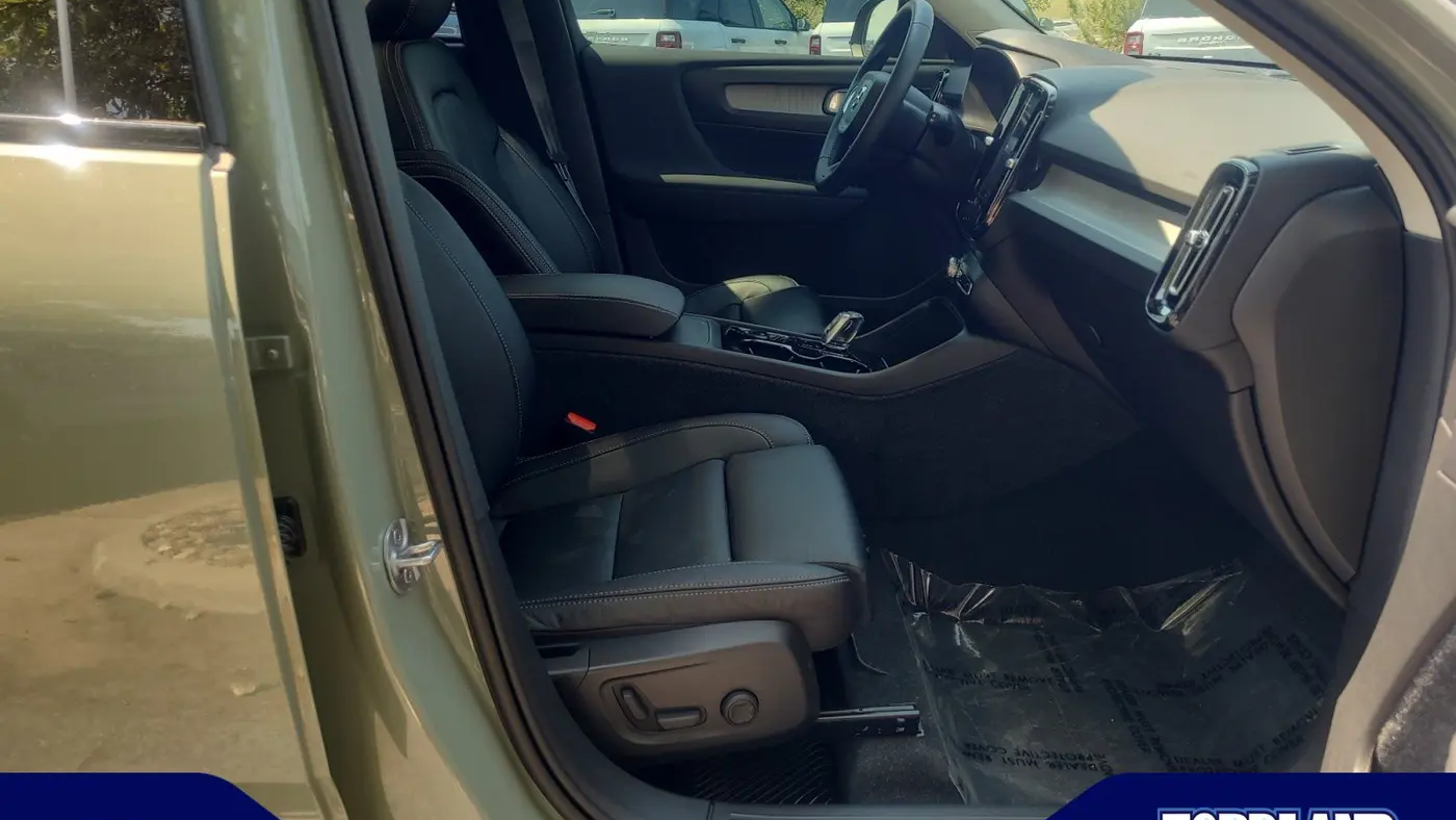 2023 Volvo XC40 B5 Ultimate Dark Theme