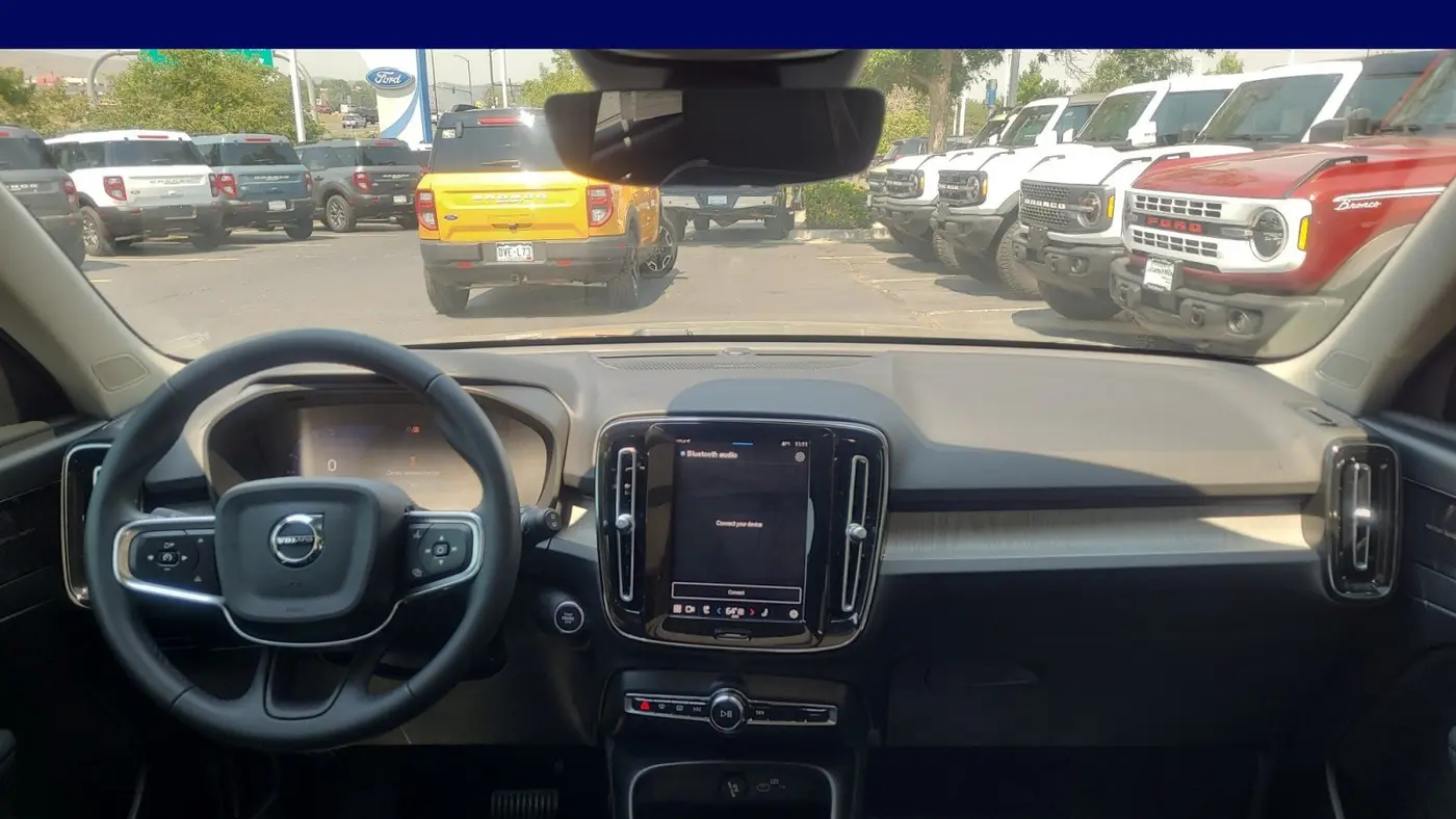 2023 Volvo XC40 B5 Ultimate Dark Theme