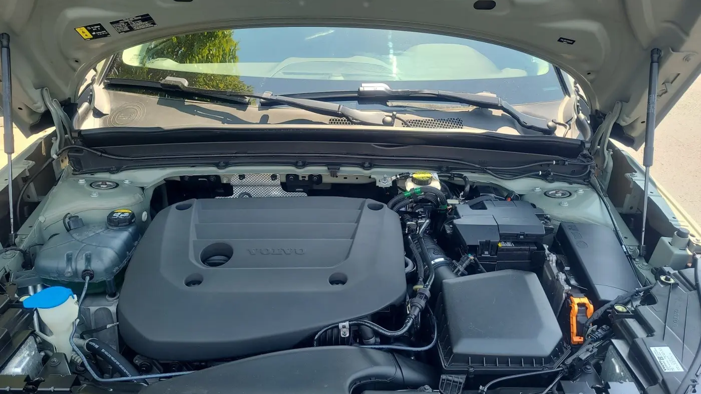 2023 Volvo XC40 B5 Ultimate Dark Theme