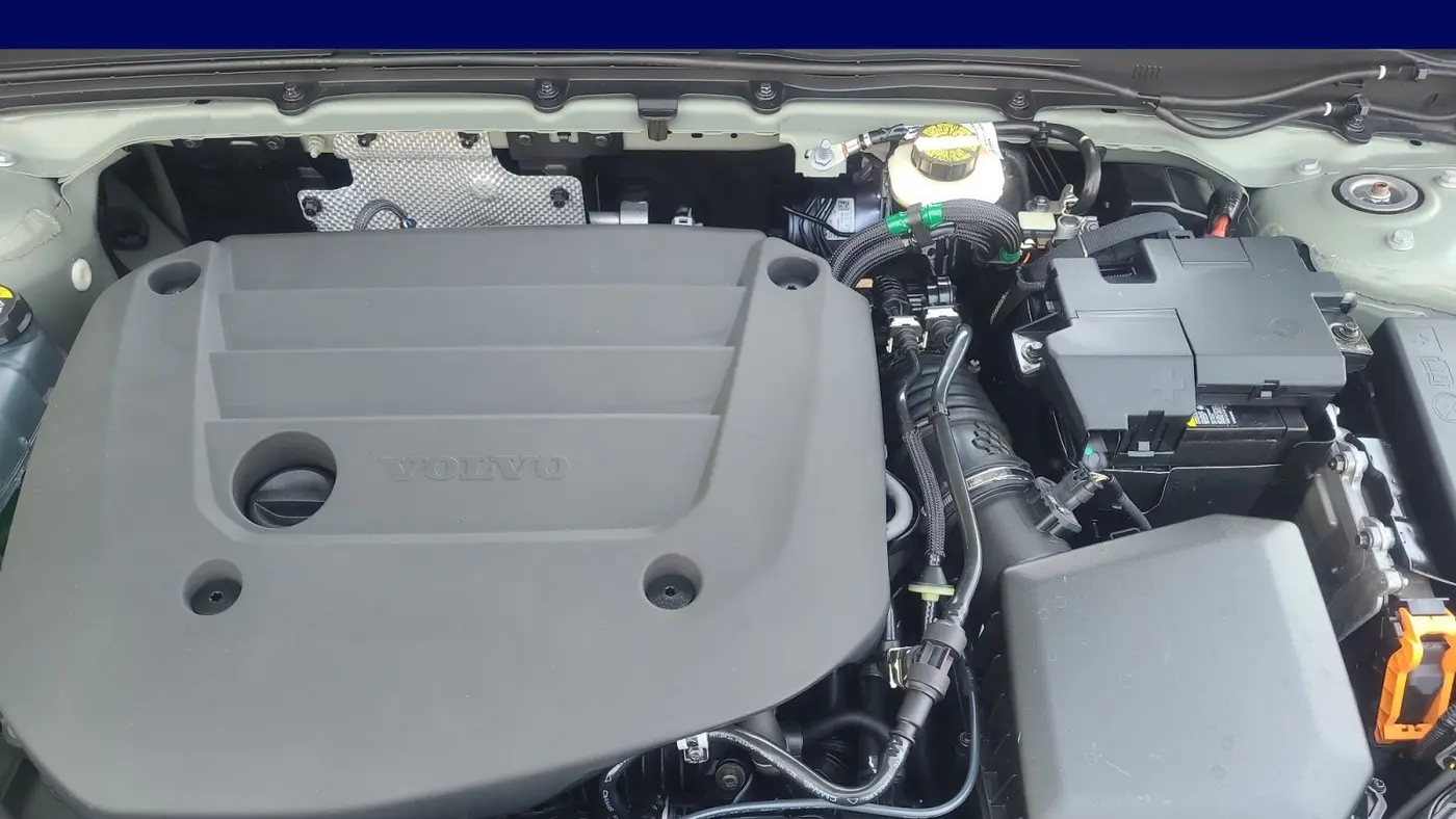 2023 Volvo XC40 B5 Ultimate Dark Theme