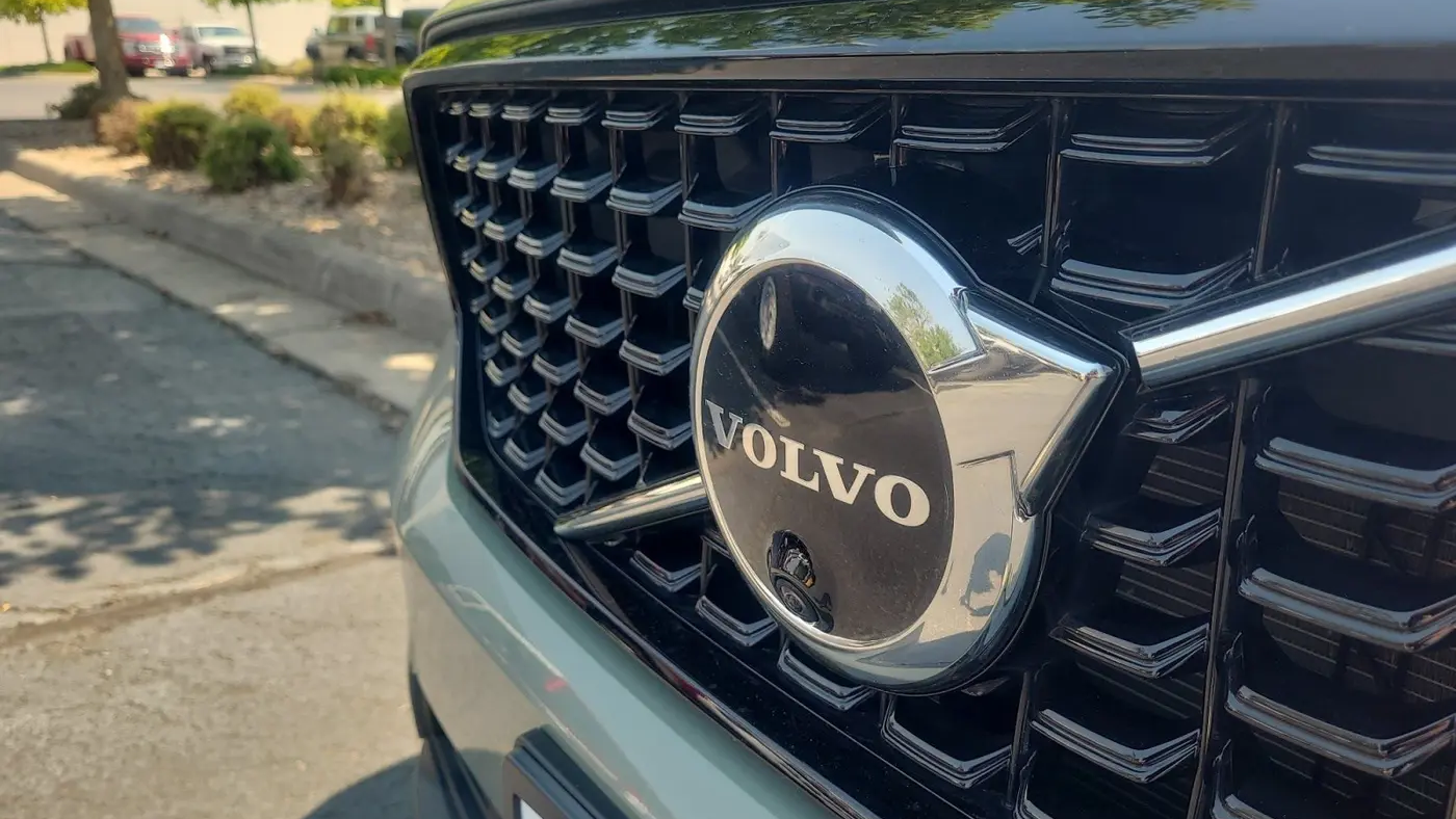 2023 Volvo XC40 B5 Ultimate Dark Theme
