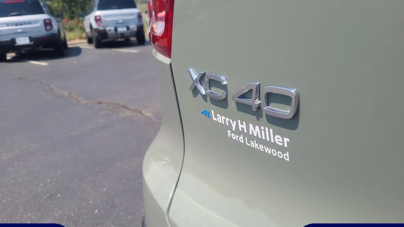 2023 Volvo XC40 B5 Ultimate Dark Theme