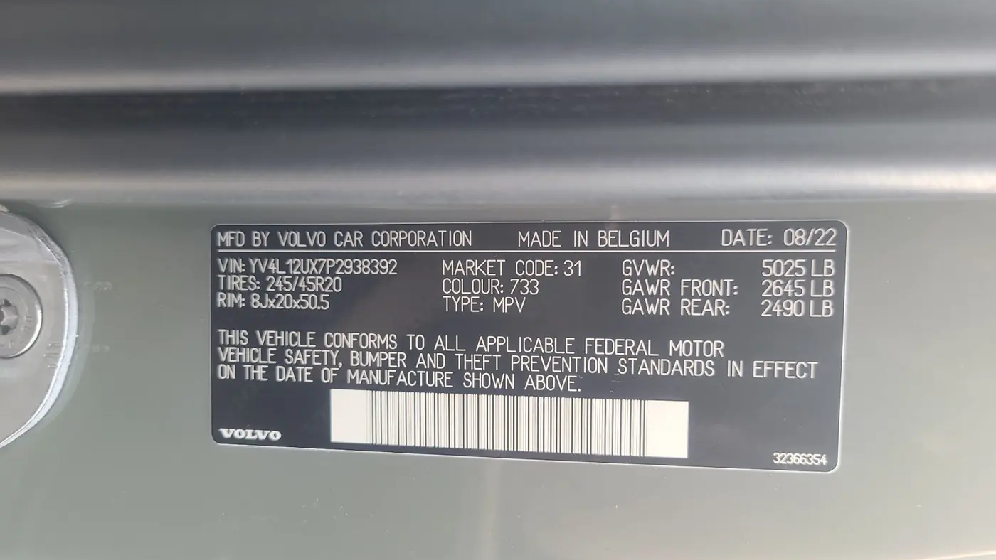 2023 Volvo XC40 B5 Ultimate Dark Theme