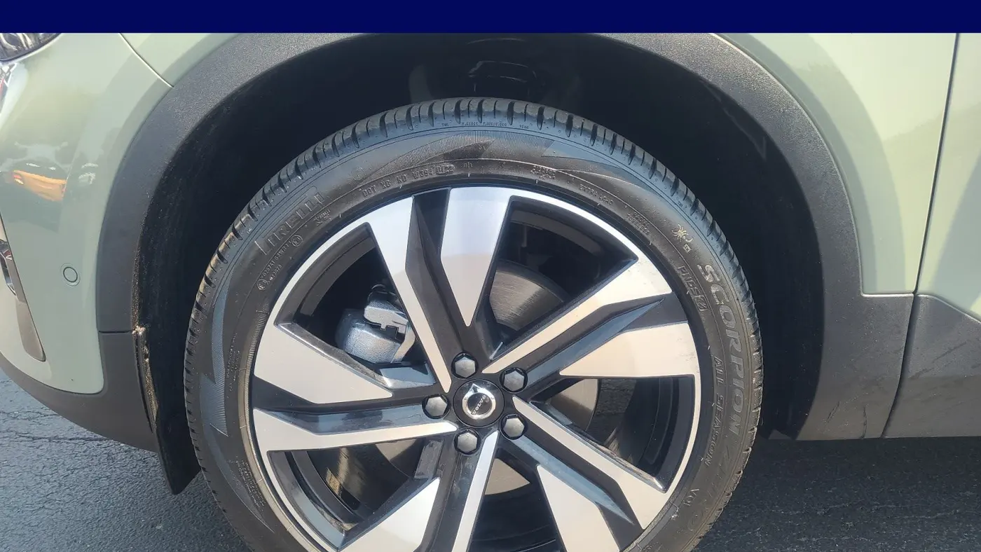 2023 Volvo XC40 B5 Ultimate Dark Theme