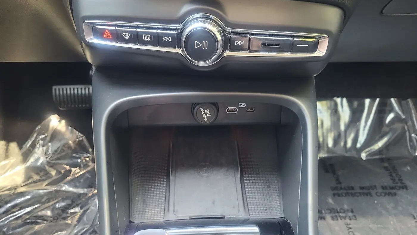2023 Volvo XC40 B5 Ultimate Dark Theme