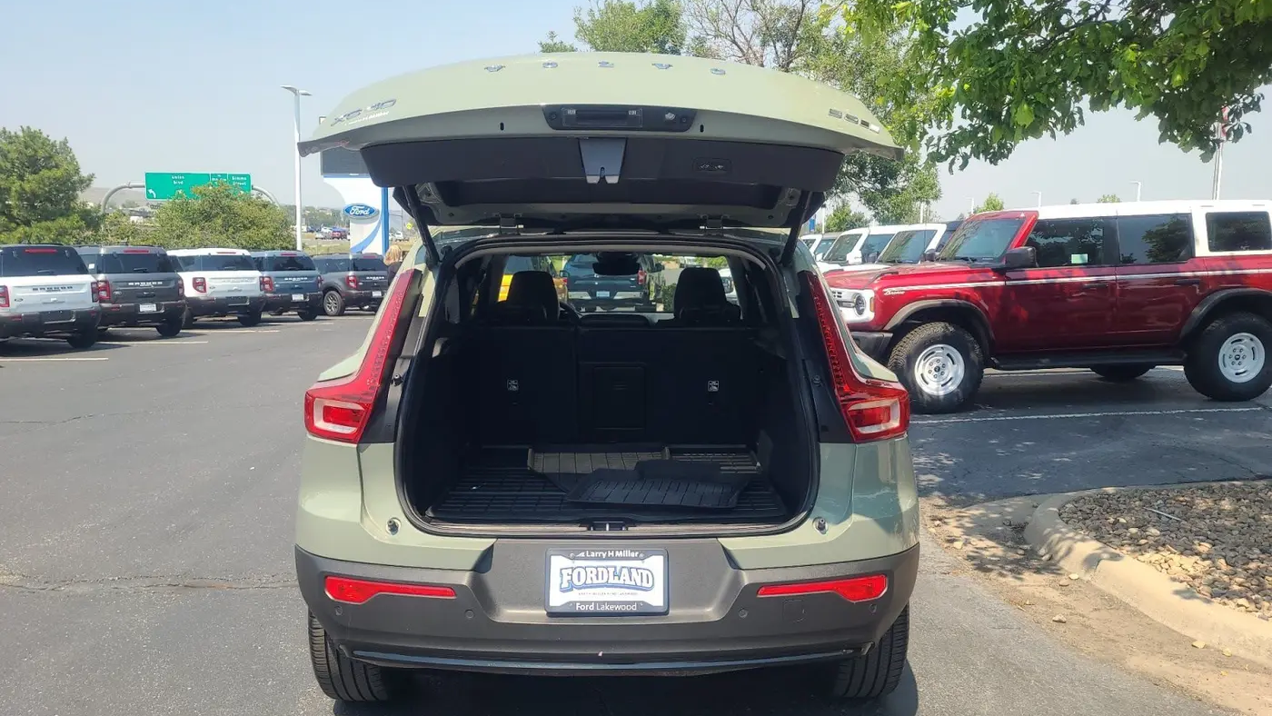 2023 Volvo XC40 B5 Ultimate Dark Theme