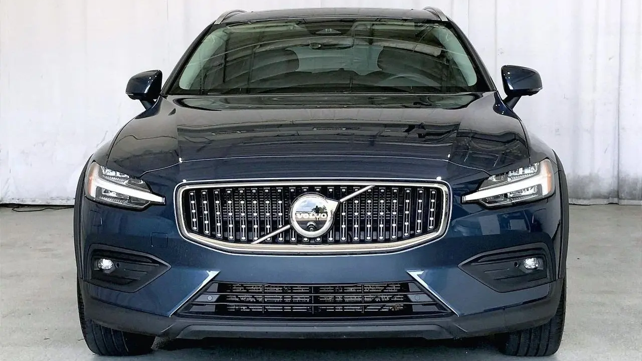 2025 Volvo V60 Cross Country B5 Plus