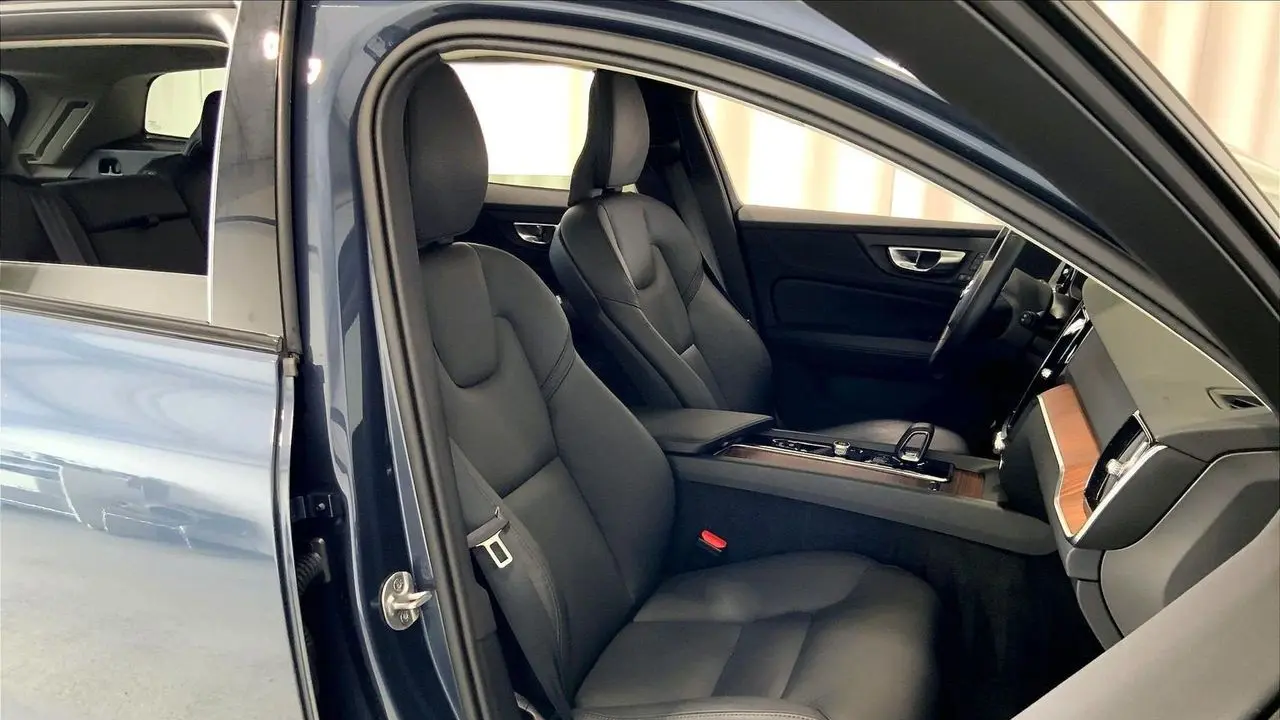 2025 Volvo V60 Cross Country B5 Plus