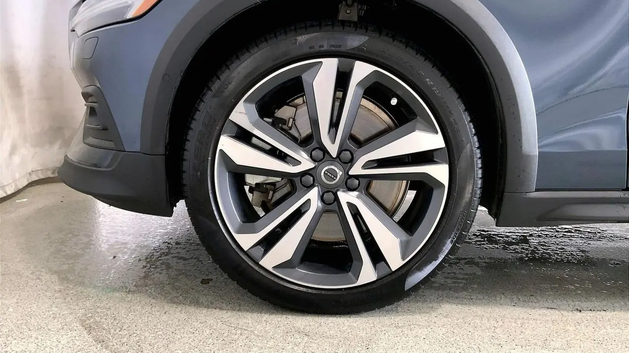2025 Volvo V60 Cross Country B5 Plus