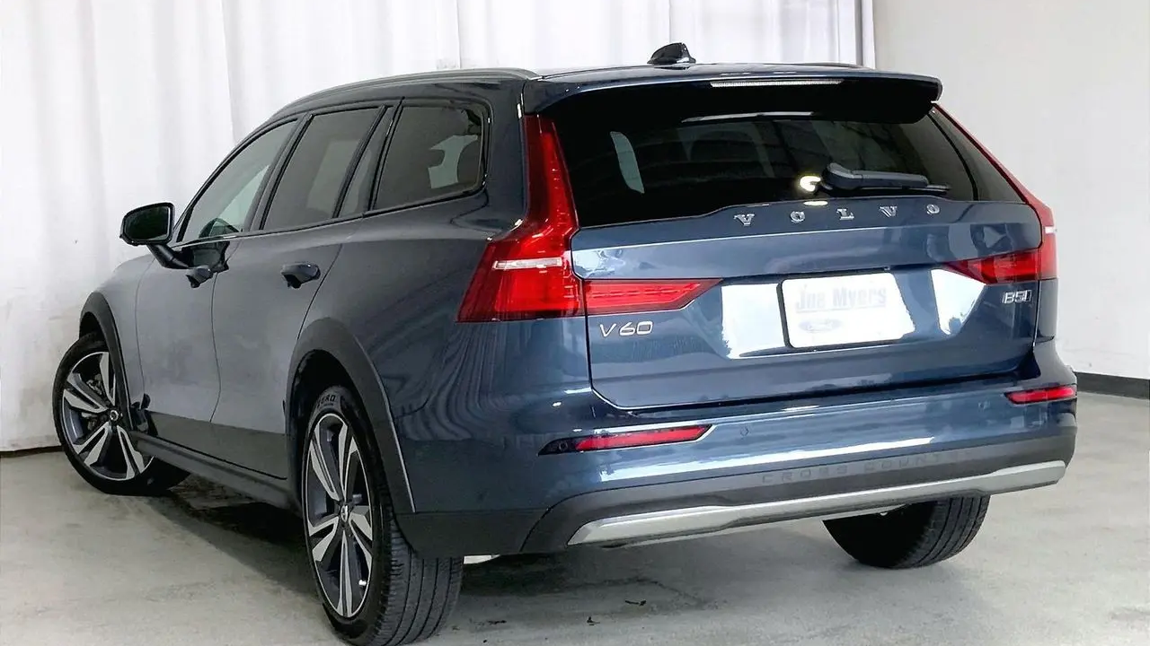 2025 Volvo V60 Cross Country B5 Plus