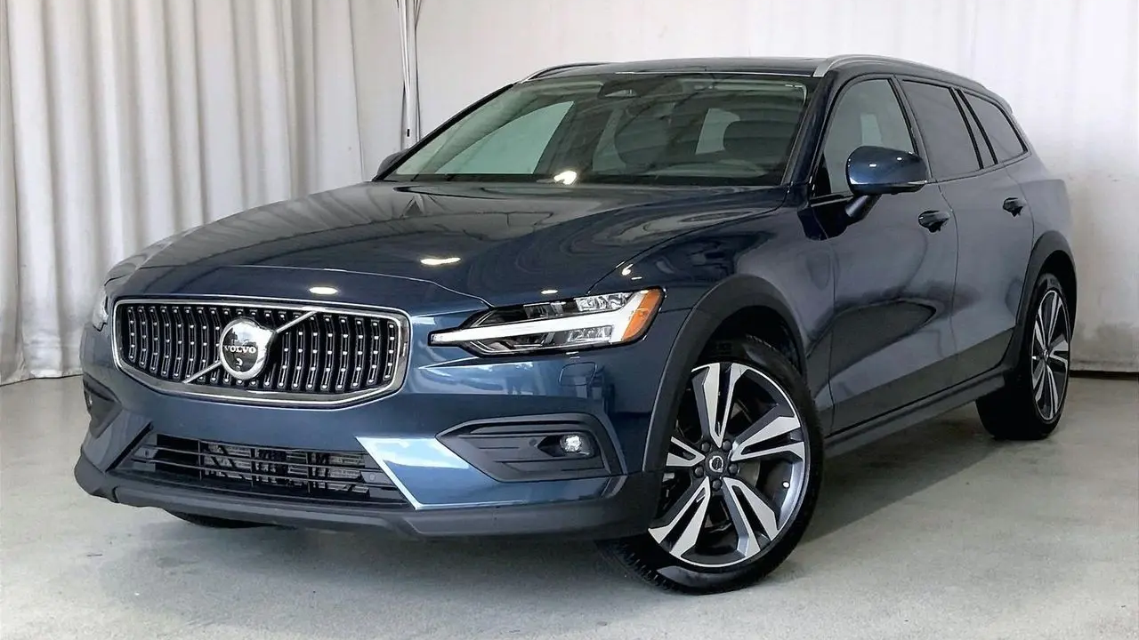 2025 Volvo V60 Cross Country B5 Plus