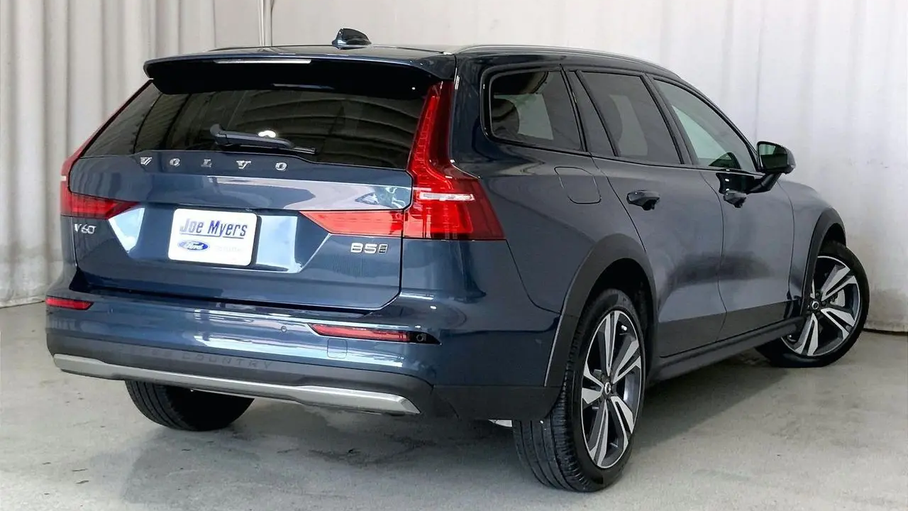 2025 Volvo V60 Cross Country B5 Plus