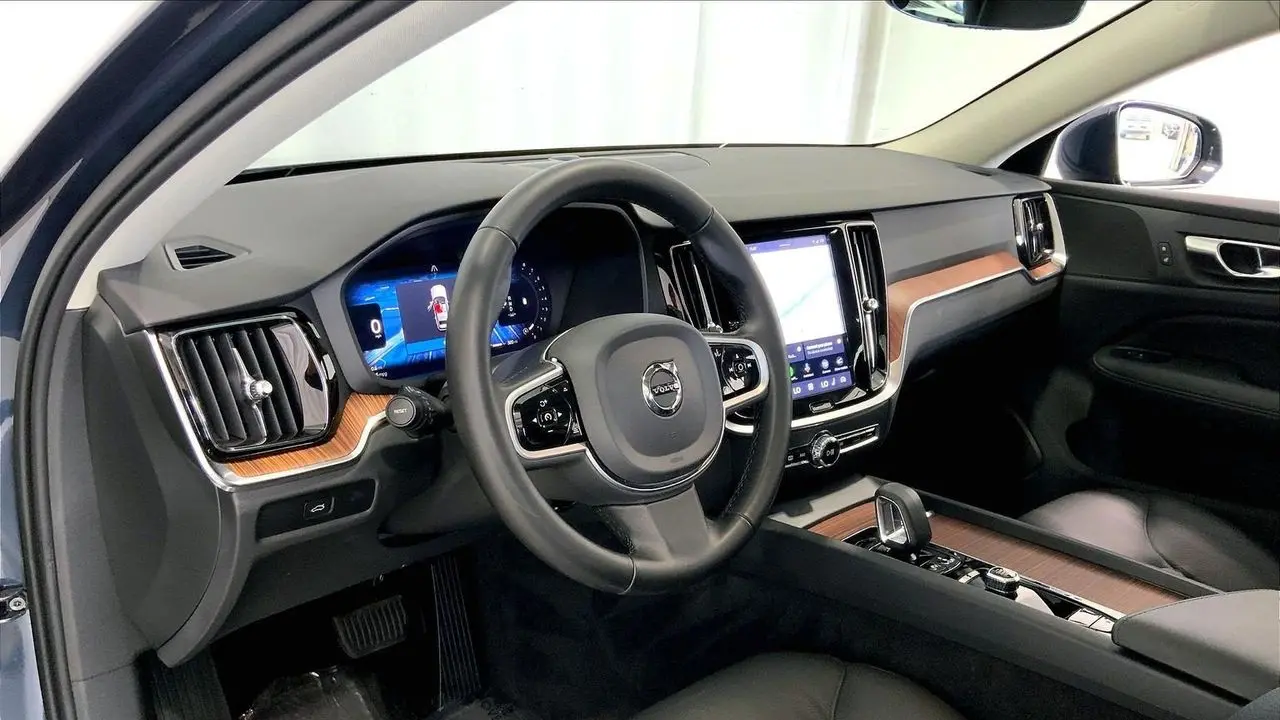 2025 Volvo V60 Cross Country B5 Plus