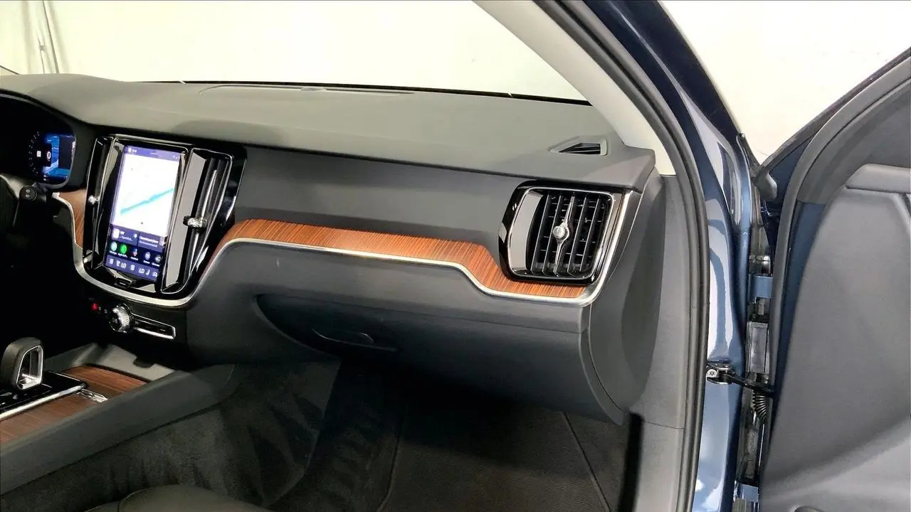2025 Volvo V60 Cross Country B5 Plus