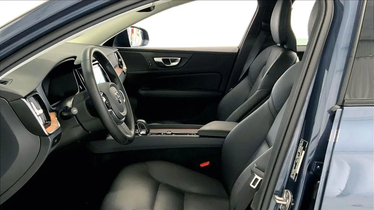 2025 Volvo V60 Cross Country B5 Plus