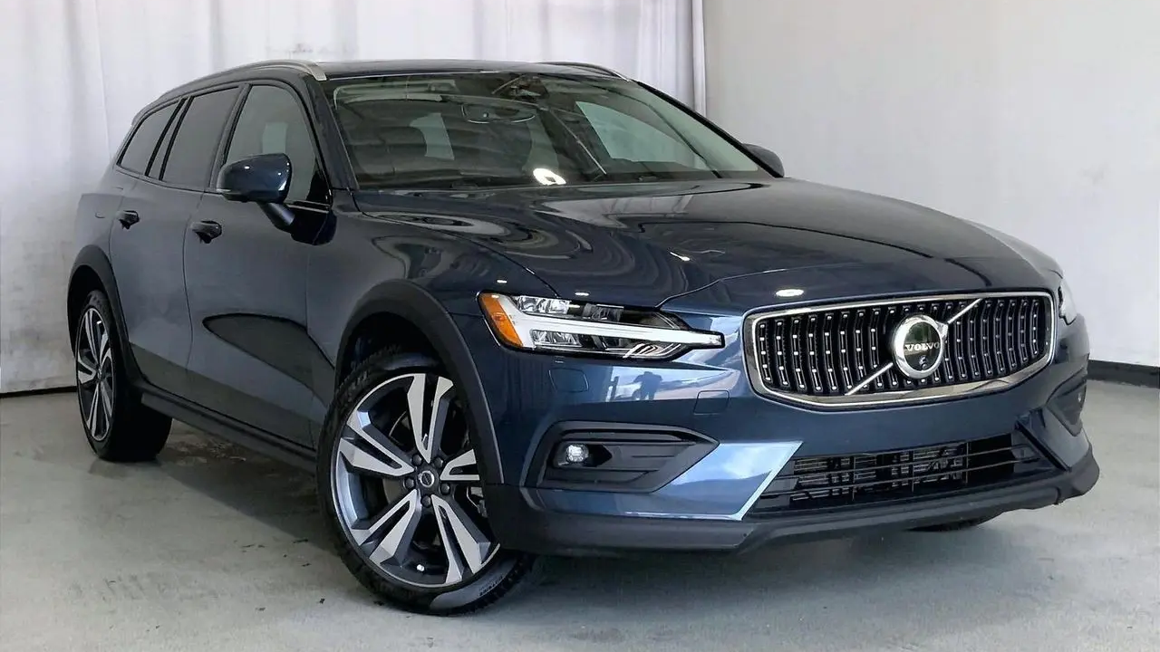 2025 Volvo V60 Cross Country B5 Plus