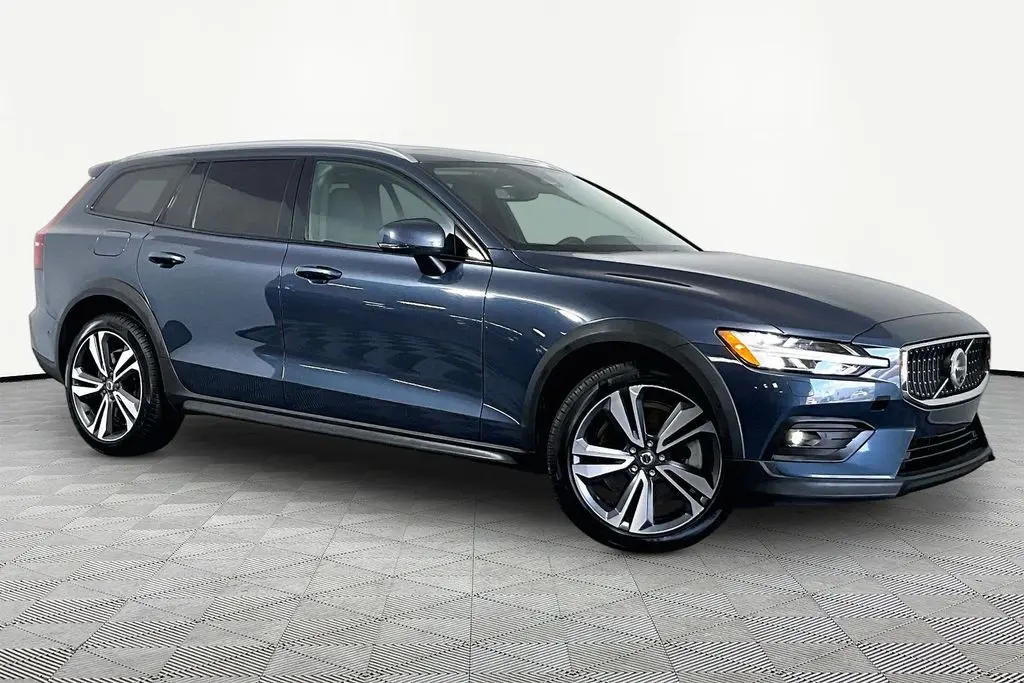 2025 Volvo V60 - $34,941
