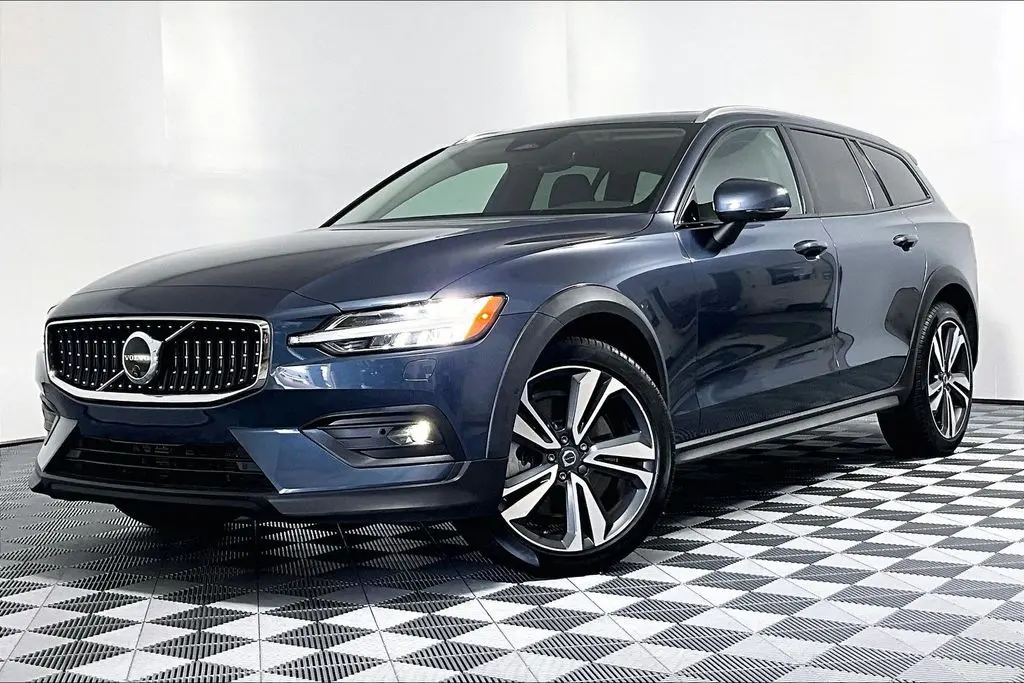 2025 Volvo V60 - $34,941