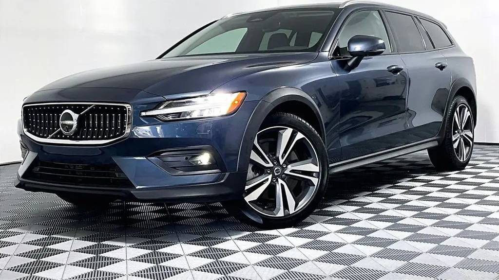 2025 Volvo V60 Cross Country B5 Plus