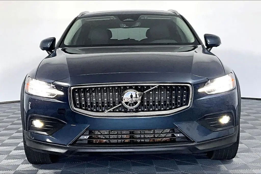 2025 Volvo V60 - $34,941
