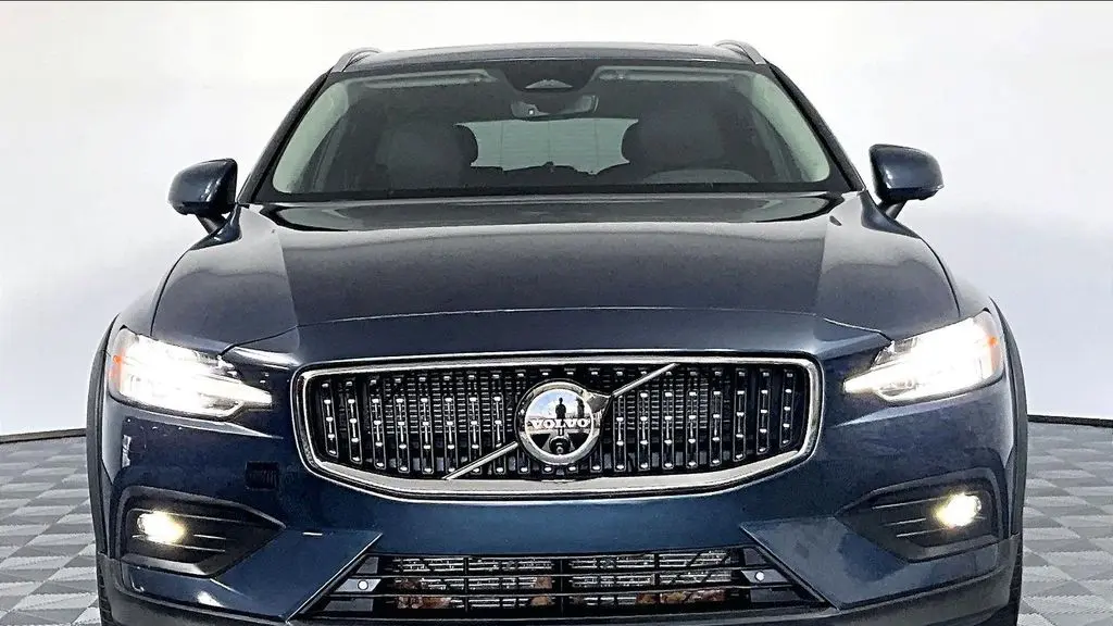 2025 Volvo V60 Cross Country B5 Plus