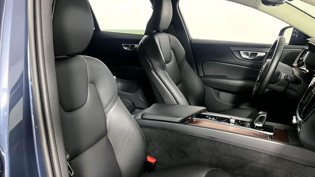 2025 Volvo V60 Cross Country B5 Plus